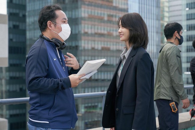 Style công sở của Yoona từ phim ra ngoài đời đều chuẩn đẹp, hội chị em học thì đi làm chẳng lo mặc xấu-7