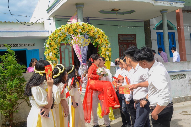 Bị tai nạn ngay trước ngày cưới, tưởng chừng đám cưới không thể diễn ra nhưng hành động của chú rể khiến cô dâu bật khóc-3