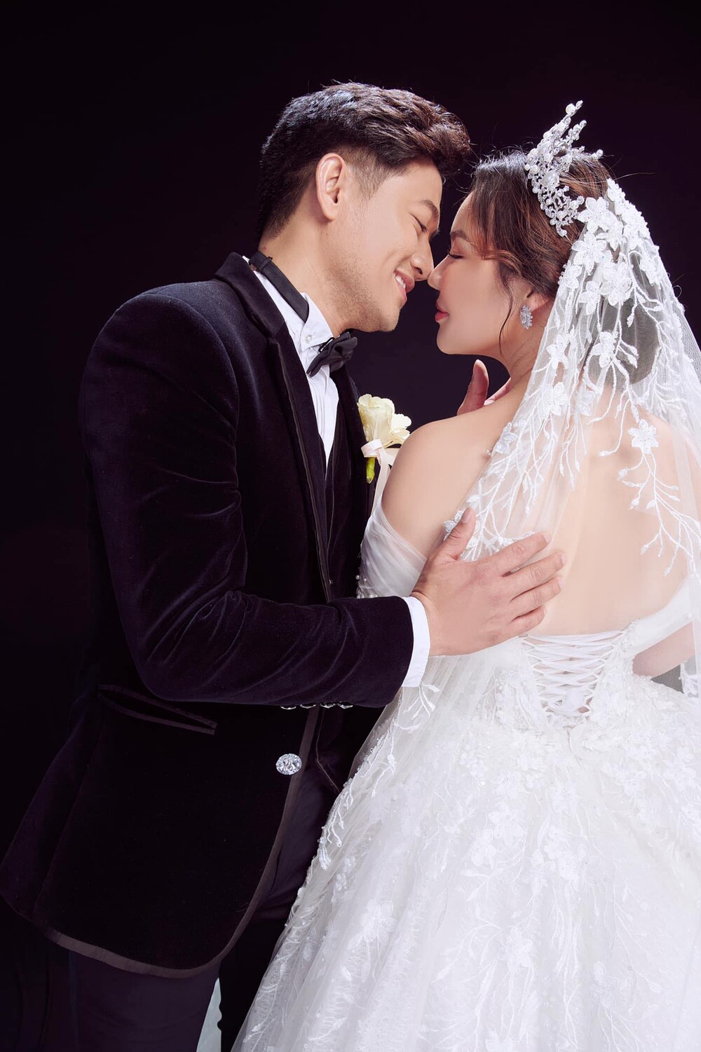 Fan tranh cãi khi Quý Bình quỳ gối sai cách khi cầu hôn bà xã: Quỳ 2 chân, mất mặt đàn ông-5