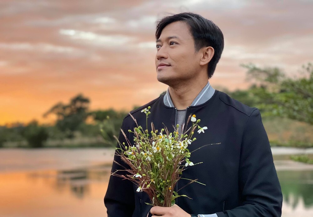 Fan tranh cãi khi Quý Bình quỳ gối sai cách khi cầu hôn bà xã: Quỳ 2 chân, mất mặt đàn ông-6