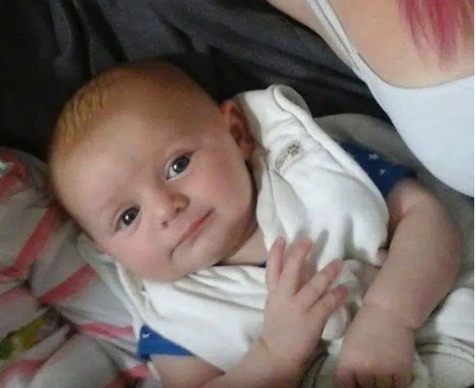 Bé trai 4 tháng tuổi tử vong do vừa ngủ vừa ngậm bình sữa trong khi mẹ ngủ quên ngay bên cạnh-1