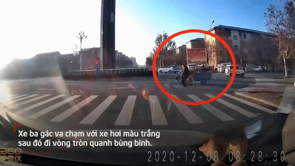 Thanh niên lao xe lên dải phân cách trốn CSGT, kiện hàng rơi cũng đành nhắm măt làm ngơ-1