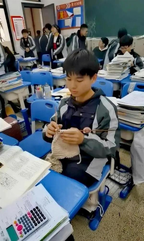 Giữa lớp học, cậu bé làm điều này khiến giáo viên sửng sốt, câu chuyện đằng sau ai biết cũng cảm động-1