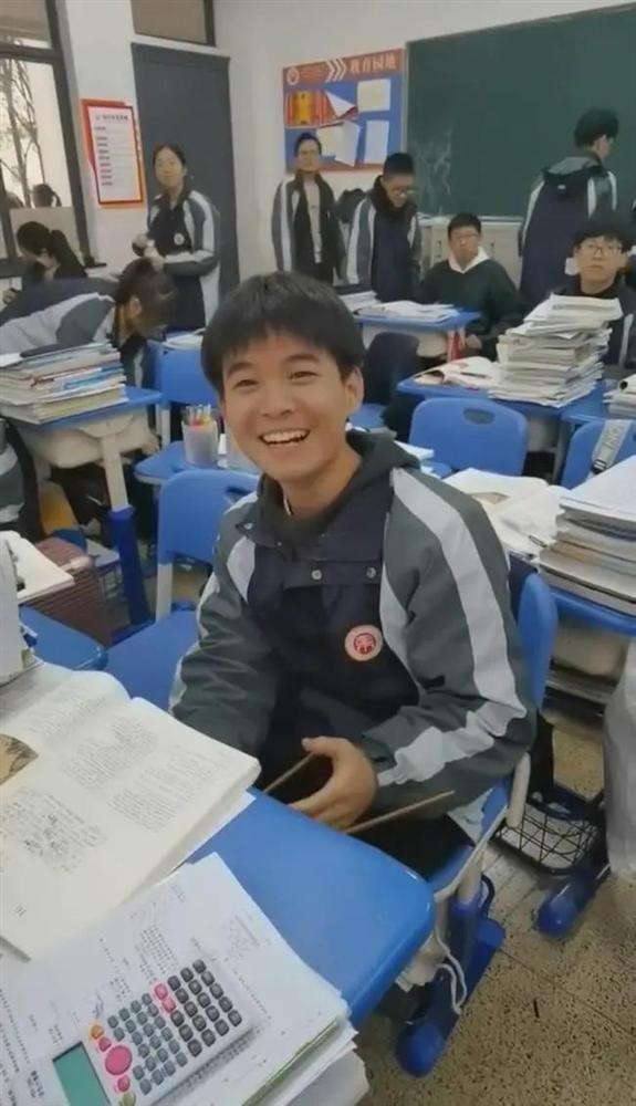 Giữa lớp học, cậu bé làm điều này khiến giáo viên sửng sốt, câu chuyện đằng sau ai biết cũng cảm động-2