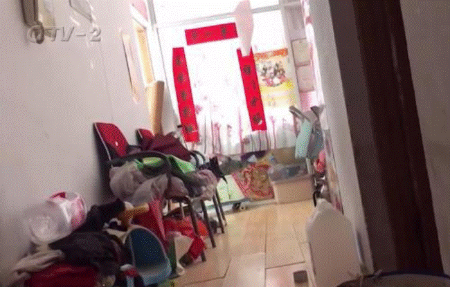 Thuê phòng nhưng không trả tiền suốt 2 năm, đến một ngày chủ nhà phát hiện tiếng trẻ con phát ra thì bí ẩn đau lòng cũng được hé mở-3
