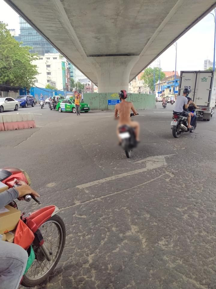 Xôn xao người đàn ông nude toàn phần hiên ngang chạy xe máy ra đường, tuy nhiên vẫn chấp hành đội mũ bảo hiểm-1