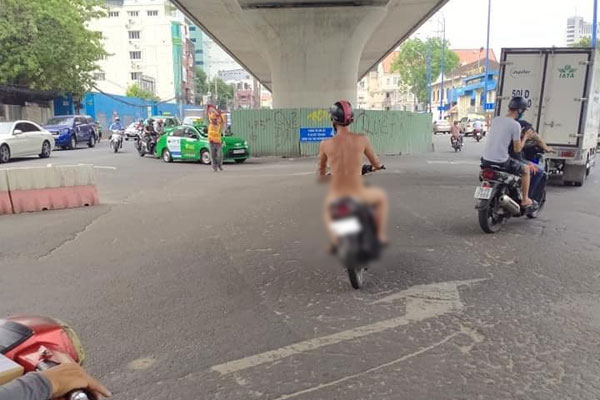 Clip: Bé trai sang đường thiếu quan sát bị ô tô tông trúng, văng lên nắp capo rồi ngã huỵch xuống đường khiến nhiều người sợ hãi-2