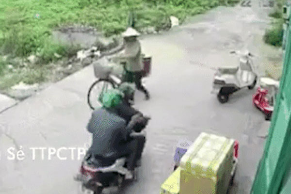 Người phụ nữ ôm con nhỏ trộm điện thoại ở TP.HCM-1