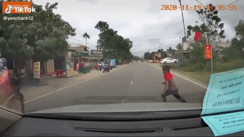 Clip: Bé trai sang đường thiếu quan sát bị ô tô tông trúng, văng lên nắp capo rồi ngã huỵch xuống đường khiến nhiều người sợ hãi-1