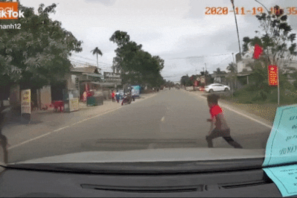 Clip: Bé trai sang đường thiếu quan sát bị ô tô tông trúng, văng lên nắp capo rồi ngã huỵch xuống đường khiến nhiều người sợ hãi