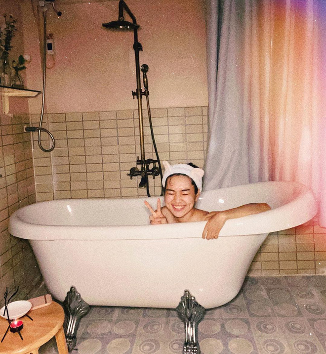 Căn phòng vintage của Trà Long Mắt Biếc”: Nhỏ xinh, thấy cưng nhưng độc nhất là bồn tắm đặt ngay trong phòng ngủ-7