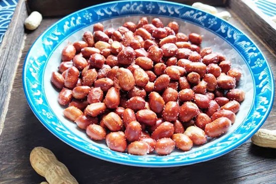 Cả nhà đi từ ngỡ ngàng đến thích thú khi thấy tôi dùng nồi chiên không dầu làm lạc rang muối siêu ngon