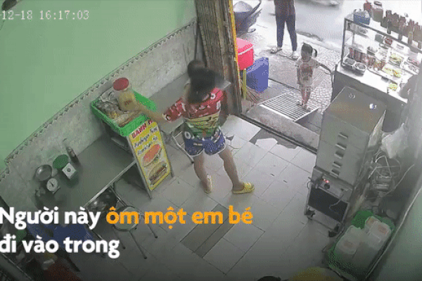 Người phụ nữ ôm con nhỏ trộm điện thoại ở TP.HCM