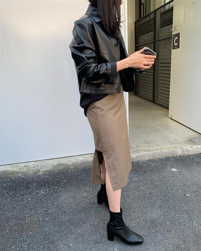 5 cặp chân váy + giày được hội sành mặc áp dụng nhiều nhất mùa lạnh vì giúp style lên tầm một cao mới-1