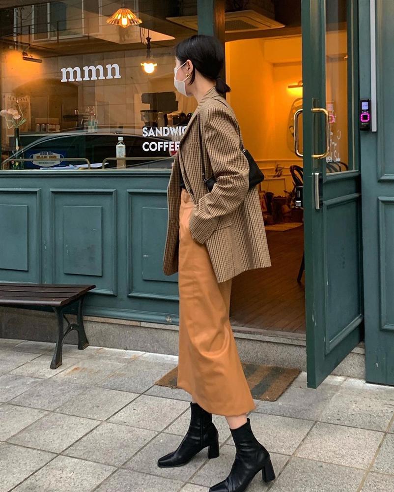 5 cặp chân váy + giày được hội sành mặc áp dụng nhiều nhất mùa lạnh vì giúp style lên tầm một cao mới-2