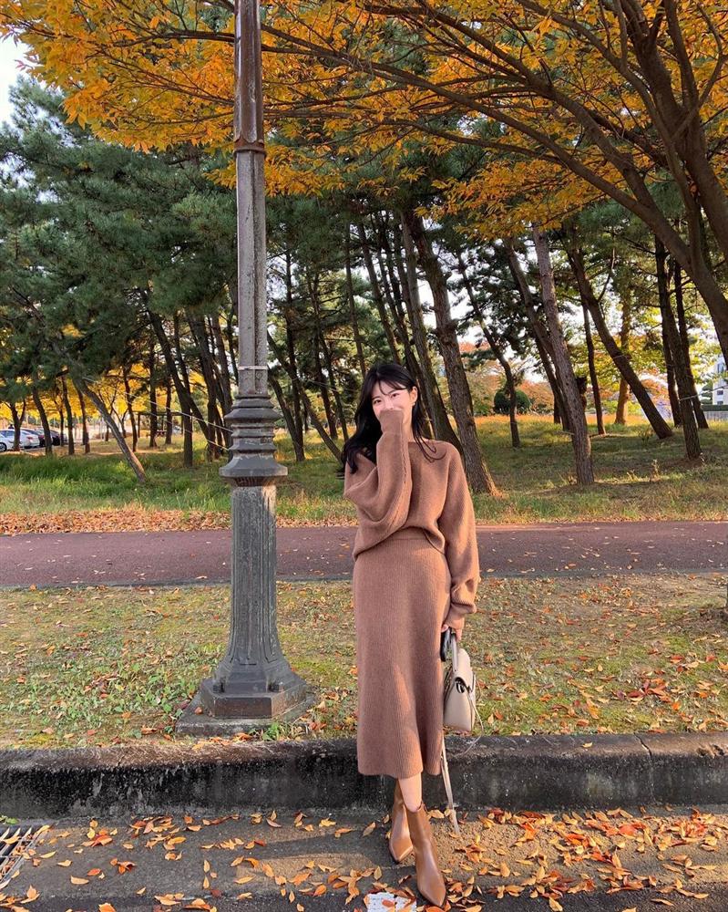 5 cặp chân váy + giày được hội sành mặc áp dụng nhiều nhất mùa lạnh vì giúp style lên tầm một cao mới-3