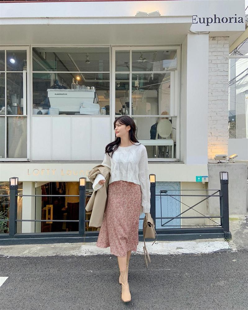 5 cặp chân váy + giày được hội sành mặc áp dụng nhiều nhất mùa lạnh vì giúp style lên tầm một cao mới-4