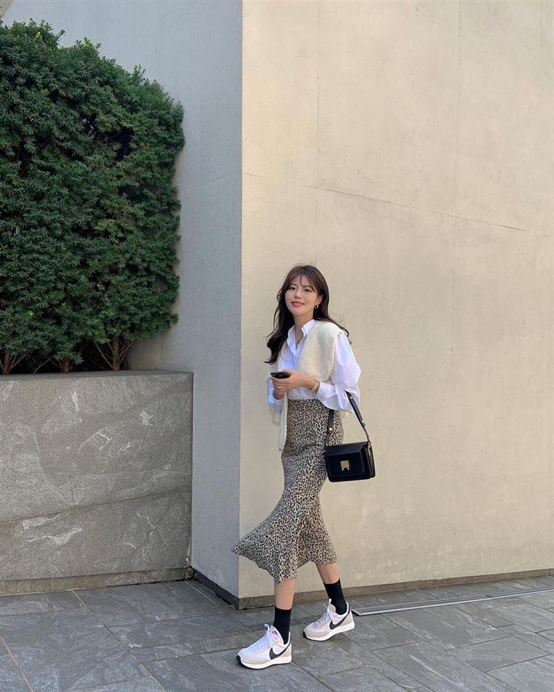 5 cặp chân váy + giày được hội sành mặc áp dụng nhiều nhất mùa lạnh vì giúp style lên tầm một cao mới-11