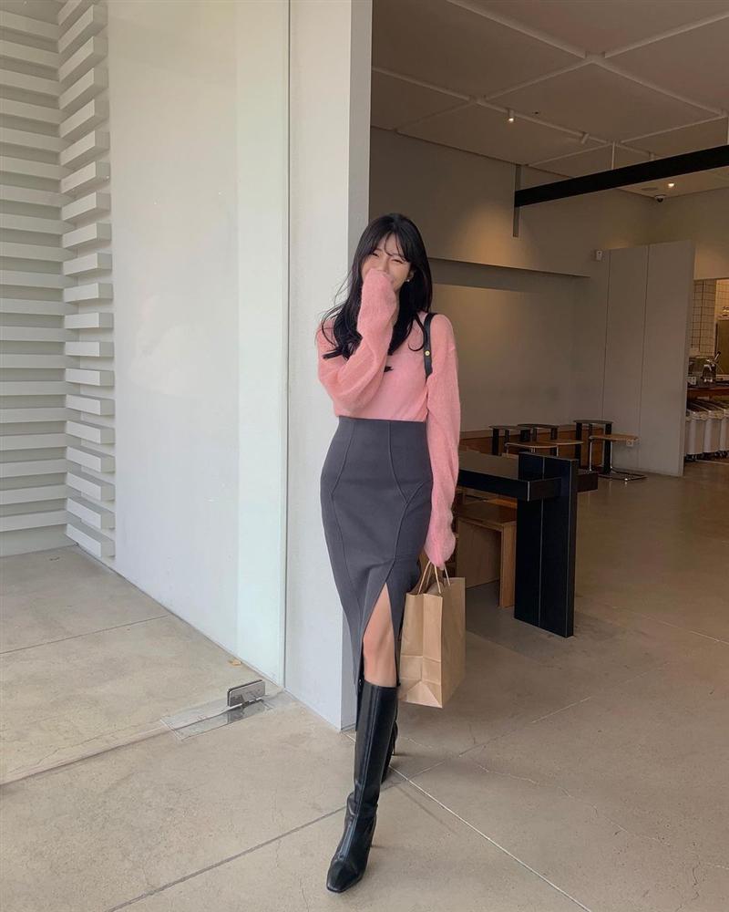 5 cặp chân váy + giày được hội sành mặc áp dụng nhiều nhất mùa lạnh vì giúp style lên tầm một cao mới-14