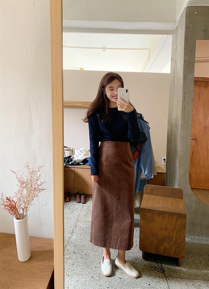 5 cặp chân váy + giày được hội sành mặc áp dụng nhiều nhất mùa lạnh vì giúp style lên tầm một cao mới-15