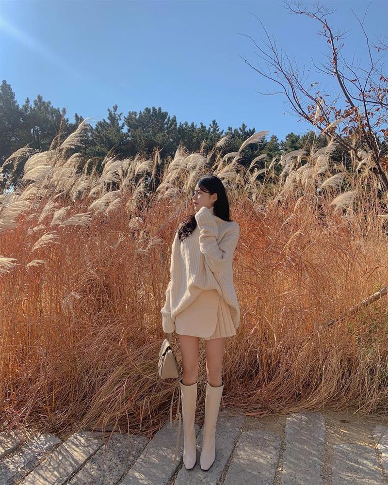 5 cặp chân váy + giày được hội sành mặc áp dụng nhiều nhất mùa lạnh vì giúp style lên tầm một cao mới-8