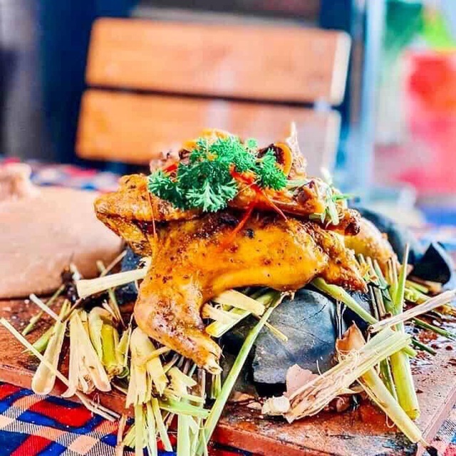 Lạ lùng gà nướng đá núi lửa ở Đà Lạt, thực khách ăn phải dùng búa đập niêu-1