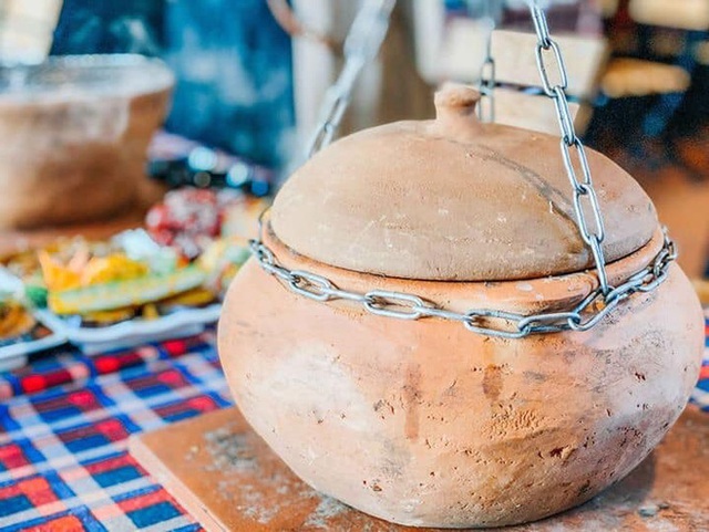 Lạ lùng gà nướng đá núi lửa ở Đà Lạt, thực khách ăn phải dùng búa đập niêu-2