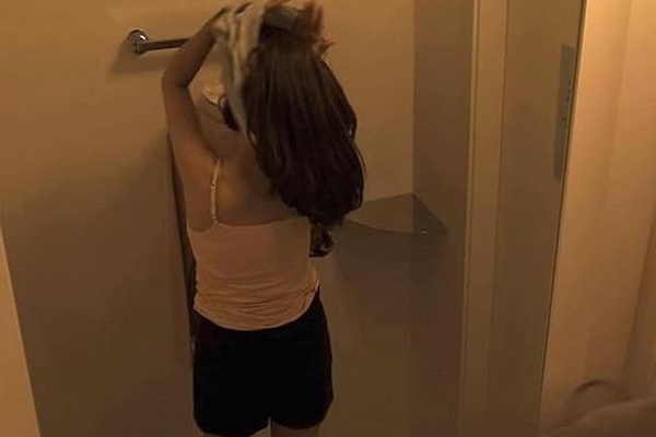 Nửa đêm đi ngang qua phòng con gái, bà mẹ giật mình khi nghe thấy âm thanh nhạy cảm phát ra từ phòng con, hành động sau đó của người mẹ mới thật đáng nể!-4