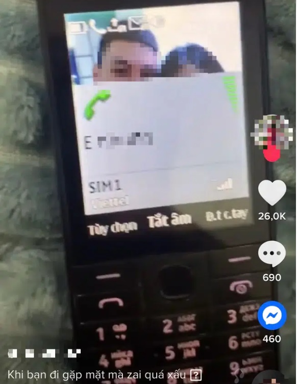 Đi hẹn hò nhưng gặp phải người không đúng gu, cô gái nhắn ngay cho bạn để giải cứu rồi diễn giả trân khiến dân tình tranh cãi sôi nổi-1