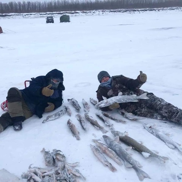 Bức ảnh cá cứng đơ xếp từng chồng bày bán ở chợ gây ngạc nhiên tột độ và sự thật về thành phố lạnh nhất thế giới, đóng băng cả lông mi và tóc-10