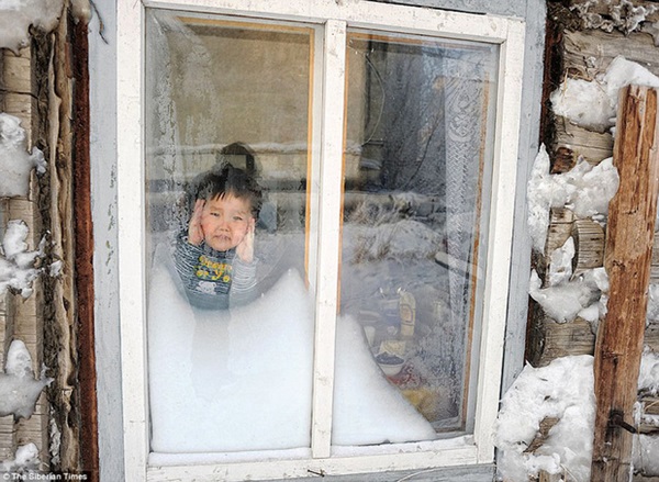 Bức ảnh cá cứng đơ xếp từng chồng bày bán ở chợ gây ngạc nhiên tột độ và sự thật về thành phố lạnh nhất thế giới, đóng băng cả lông mi và tóc-13