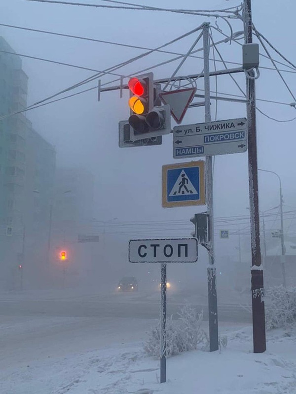 Bức ảnh cá cứng đơ xếp từng chồng bày bán ở chợ gây ngạc nhiên tột độ và sự thật về thành phố lạnh nhất thế giới, đóng băng cả lông mi và tóc-3