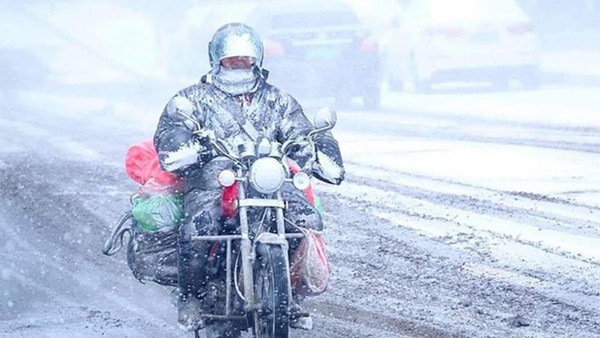 Bức ảnh cá cứng đơ xếp từng chồng bày bán ở chợ gây ngạc nhiên tột độ và sự thật về thành phố lạnh nhất thế giới, đóng băng cả lông mi và tóc-4