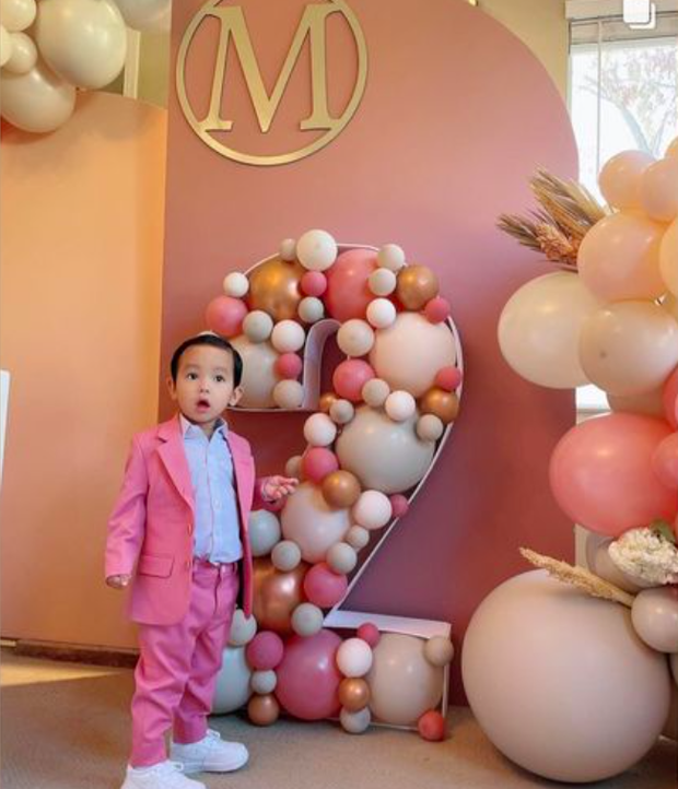 Phạm Hương tổ chức sinh nhật con trai 2 tuổi tại Mỹ: Bé Maxi lên đồ vest cực bảnh, bàn tiệc sang đúng chuẩn nhà giàu-4