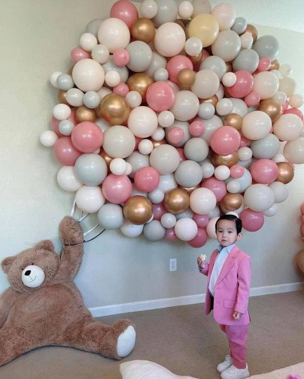 Phạm Hương tổ chức sinh nhật con trai 2 tuổi tại Mỹ: Bé Maxi lên đồ vest cực bảnh, bàn tiệc sang đúng chuẩn nhà giàu-3