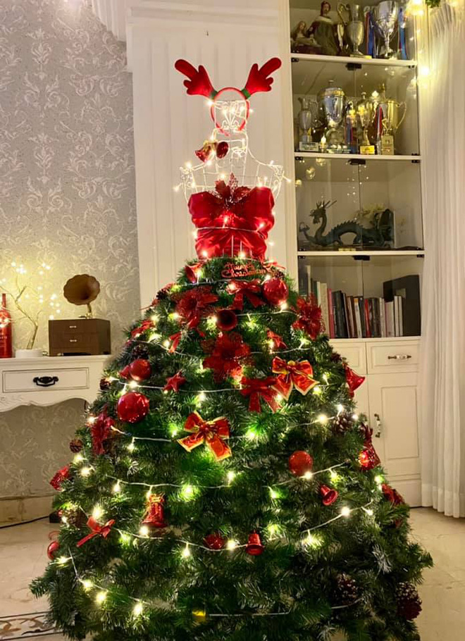 Mạnh tay chi tiền trang trí, sao Vbiz ở nhà thôi cũng có ảnh check-in Noel xịn: Biệt thự 40 tỷ dát vàng” của Ngọc Trinh đã có đối thủ?-8