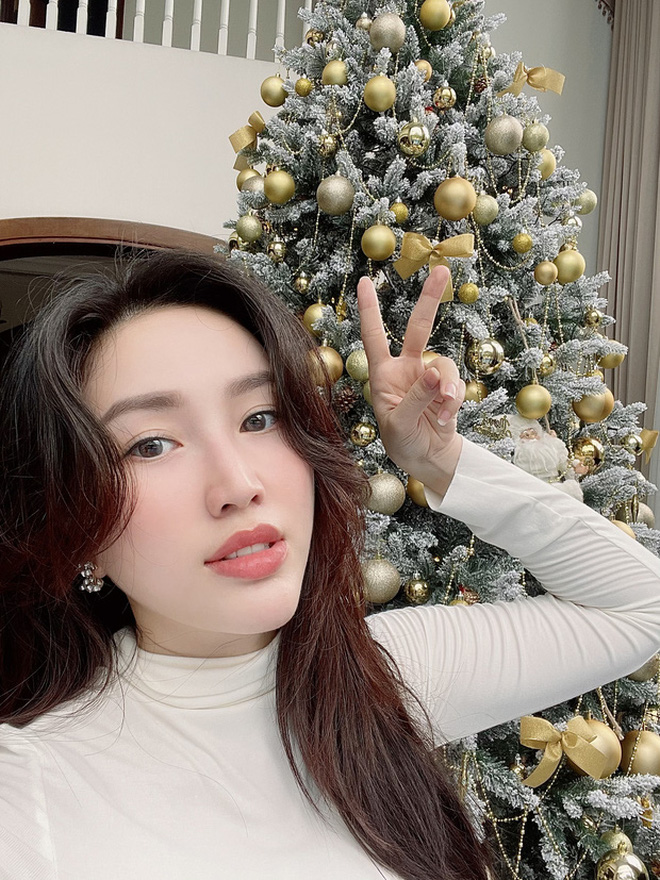 Mạnh tay chi tiền trang trí, sao Vbiz ở nhà thôi cũng có ảnh check-in Noel xịn: Biệt thự 40 tỷ dát vàng” của Ngọc Trinh đã có đối thủ?-10
