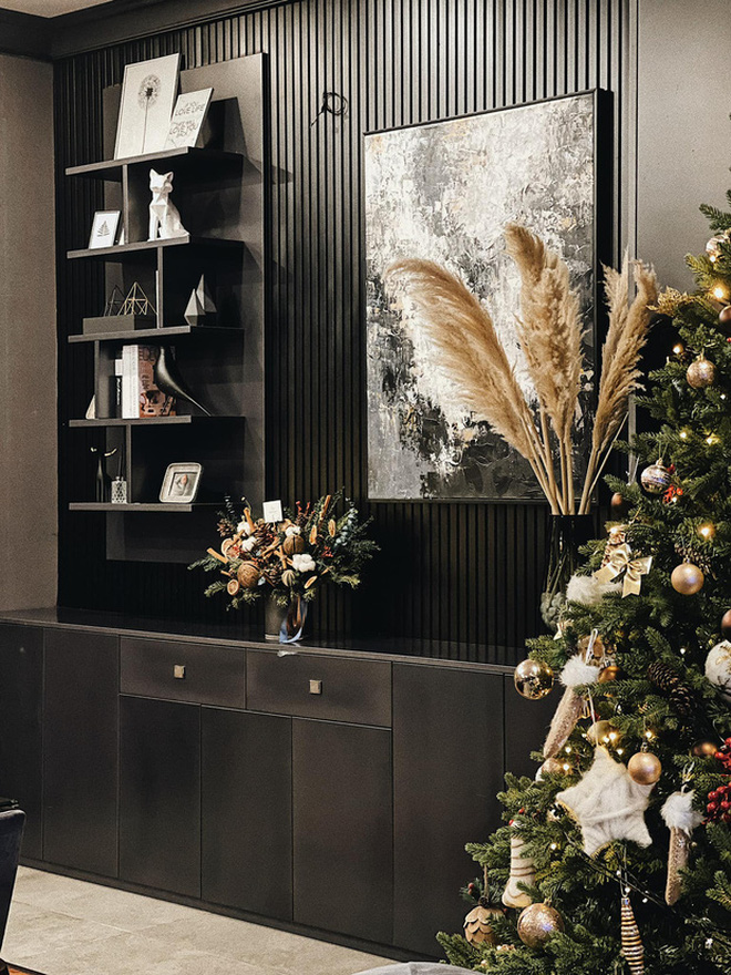 Mạnh tay chi tiền trang trí, sao Vbiz ở nhà thôi cũng có ảnh check-in Noel xịn: Biệt thự 40 tỷ dát vàng” của Ngọc Trinh đã có đối thủ?-24