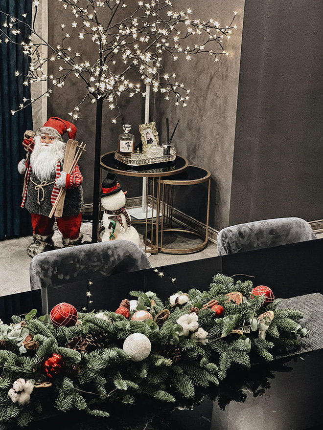 Mạnh tay chi tiền trang trí, sao Vbiz ở nhà thôi cũng có ảnh check-in Noel xịn: Biệt thự 40 tỷ dát vàng” của Ngọc Trinh đã có đối thủ?-26