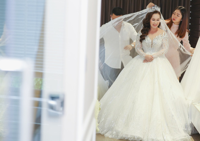 Quý Bình lái siêu xe rước vợ giàu có trong đám cưới ở Phú Quốc-1