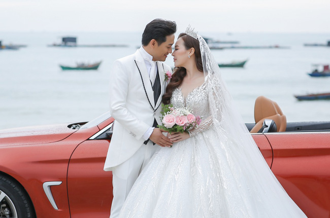 Quý Bình lái siêu xe rước vợ giàu có trong đám cưới ở Phú Quốc-5
