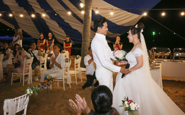 Quý Bình lái siêu xe rước vợ giàu có trong đám cưới ở Phú Quốc-8
