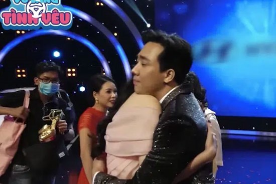 Lộ ảnh Trấn Thành nắm tay rồi ôm Nam Em để dặn dò bớt