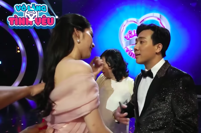 Lộ ảnh Trấn Thành nắm tay rồi ôm Nam Em để dặn dò bớt tào lao trong tình cảm-4