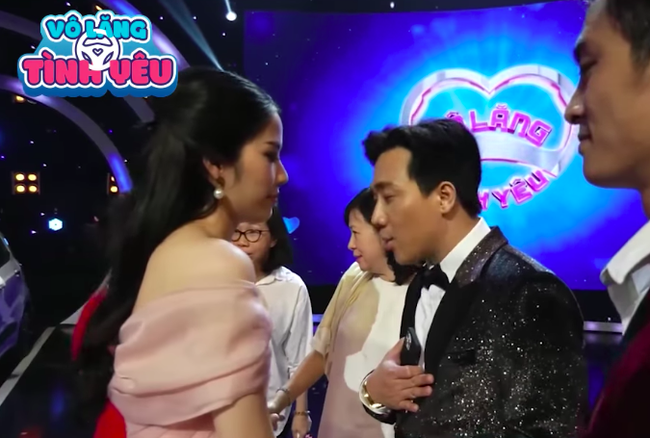 Lộ ảnh Trấn Thành nắm tay rồi ôm Nam Em để dặn dò bớt tào lao trong tình cảm-3