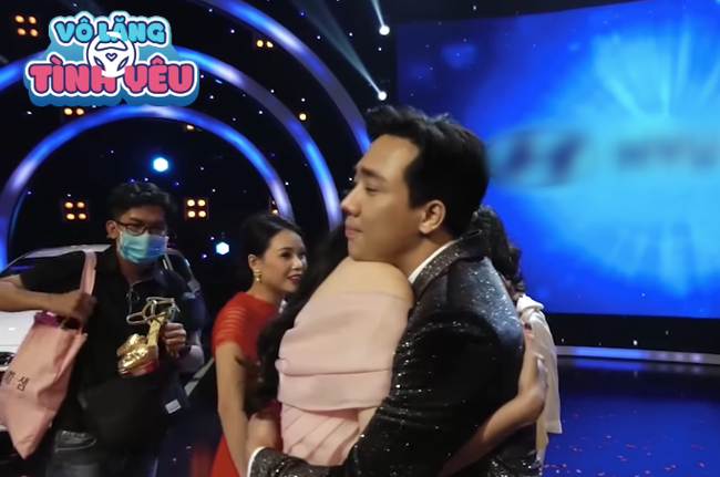 Lộ ảnh Trấn Thành nắm tay rồi ôm Nam Em để dặn dò bớt tào lao trong tình cảm-2