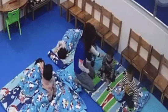 Giáo viên mầm non Hà Nội nhốt trẻ ngoài cửa giữa trời lạnh hơn 10 độ khiến bé sợ hãi đến mức tè dầm, lời giải thích sau đó càng khiến nhiều người bức xúc