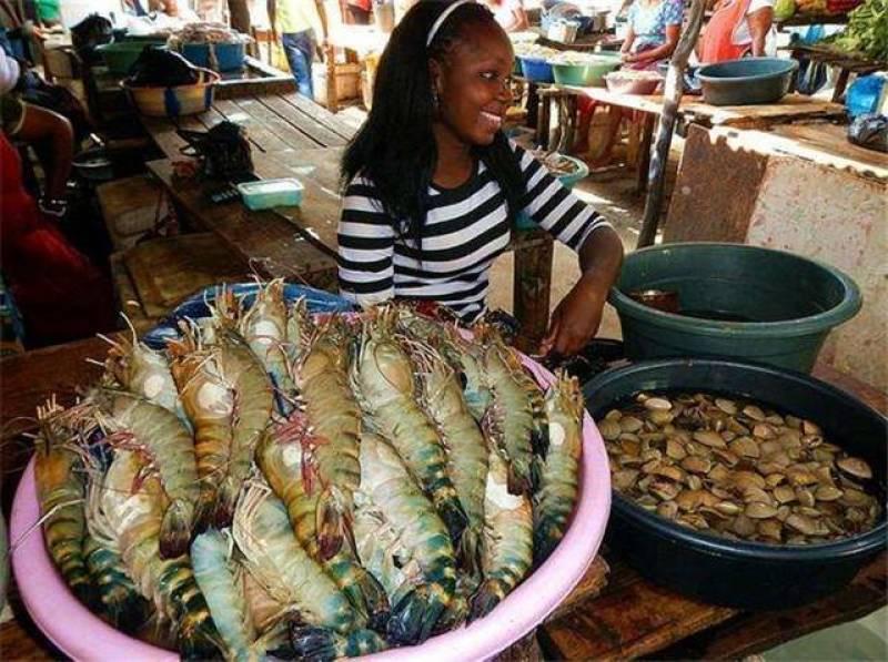 Ghé khu chợ này bạn mua được hải sản kích thước khủng rẻ hơn rau, tôm hùm siêu to khổng lồ về tay chỉ 100 nghìn/kg-4