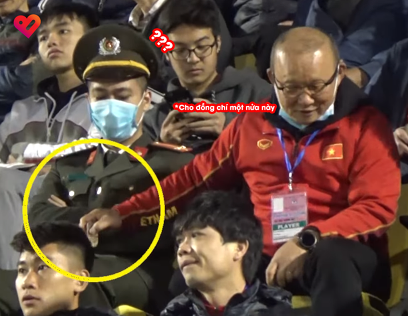 Camera ghi trọn khoảnh khắc cực đáng yêu của HLV Park Hang Seo: Dấm dúi cho cán bộ công an nửa chiếc kẹo socola đồng chí ăn đi này-1