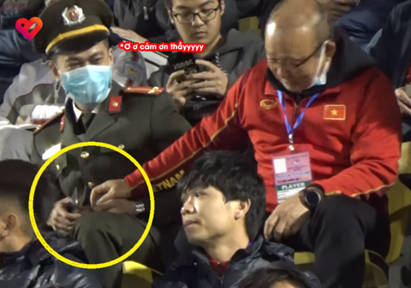 Camera ghi trọn khoảnh khắc cực đáng yêu của HLV Park Hang Seo: Dấm dúi cho cán bộ công an nửa chiếc kẹo socola đồng chí ăn đi này-2
